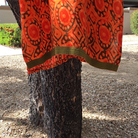 Mid-length sleeve tunic… - Picture 3 of 6